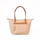 Bolso tipo shopper color beige con detalles en marrón. Tiene doble asa de hombro, cierre superior y bolsillo frontal con cierre.
