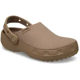 Zuecos Crocs modelo Classic Crafted Clog, de color beige, con parte superior de lona textil y suela de goma Croslite. Incluye correa de talón pivotante y detalles de la marca en el lateral.