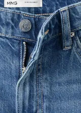 Short de denim azul de tiro medio, con diseño recto y clásico de cinco bolsillos, presillas para cinturón y cierre frontal con botón y cremallera.
