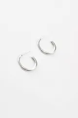 Aros de tipo argolla pequeña, hechos a mano en plata 925, con diseño clásico y cierre de presión.