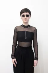 Body negro de microtul elastizado, con cuello alto, mangas largas y espalda descubierta. Incluye pieza de lycra en la zona del busto.