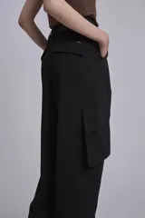 Pantalón cargo negro de corte ancho, con bolsillos laterales con fuelle y trabillas en la cintura.