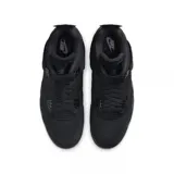 Championes Air Jordan 4 Retro de color negro, con diseño clásico de caña media, paneles de malla en los laterales y la lengüeta, y amortiguación Air visible en el talón.