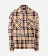 Camisa masculina de algodón con diseño a cuadros, corte oversized, cuello camisero, bolsillos frontales con solapa, cierre de botones y estampa en las mangas.