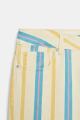 Jeans rectos de tiro bajo, confeccionados en denim con diseño de rayas verticales en tonos amarillo, celeste y rosado, estilo cropped, con cierre frontal de cremallera y botón metálico, presillas para cinto y clásico diseño de cinco bolsillos.