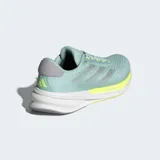 Championes de running Adidas Supernova Stride 2.0, color verde menta con detalles en amarillo neón y tres franjas plateadas. Cuentan con mediasuela híbrida Dreamstrike+ y EVA, y exterior de malla transpirable.