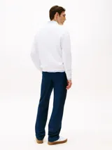 Buzo de cuello redondo Tommy Hilfiger, confeccionado en tejido de felpa suave, con logo de la marca bordado en el pecho y detalle de costura triangular en el cuello.