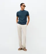 Remera masculina de tricot liso color beige, con corte slim, cuello redondo y mangas cortas.