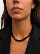Gargantilla de cuentas facetadas de piedra natural jade color bordó, con diseño minimalista y cierre discreto.