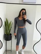 Pantalón capri deportivo de lycra acanalada color gris, de tiro alto y diseño ajustado.