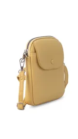 Bandolera pequeña tipo porta celular, color verde claro, confeccionada en cuero sintético. Cuenta con cierre principal, bolsillo frontal con tapa y broche a presión, y correa ajustable extraíble.