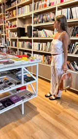 Pantalón de encaje blanco con corte recto y cintura alta.