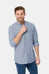 Camisa celeste de lino con cuello mao, manga larga y botones personalizados.