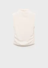 Camiseta sin mangas de cuello perkins, con diseño entallado y detalle de fruncidos laterales.