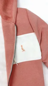 Campera con capucha color salmón y blanco, con cierre frontal y bolsillos tipo canguro.