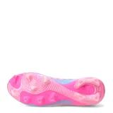 Championes de fútbol Puma Future 9 Match FG/AG, color fucsia con detalles en azul y amarillo. Presentan un diseño de corte medio con cordones y suela con tapones para césped natural y artificial.