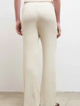 Pantalón de tejido de punto acanalado, de corte recto y tiro alto, con cintura elástica.