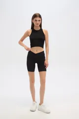 Short de poliamida color marrón chocolate, de calce medio y al cuerpo, con cintura alta y textura acanalada.