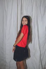 Remera verde de algodón de manga corta con aplique de alas doradas en el pecho.