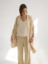Chal de tejido de punto con diseño de rayas horizontales en tonos azul y beige, con textura calada y terminaciones suaves.