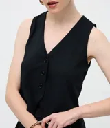 Chaleco femenino de corte sastre confeccionado en tejido punto roma, con escote en V y cierre frontal mediante botones. Presenta un diseño estructurado sin mangas, ideal para superposiciones.