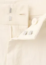 Pantalón de corte recto y tiro regular, con diseño ligero de pinzas en la cintura y bolsillos laterales.