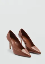 Zapato de tacón color marrón caramelo, con punta fina y efecto charol.