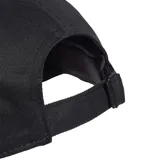 Gorra Adidas negra con logo de la marca bordado en blanco en el lateral y las tres tiras características en la visera.