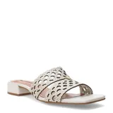 Sandalias de cuero color marfil, con taco cuadrado bajo y capellada de diseño calado con detalles geométricos.