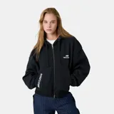 Campera con capucha y cierre frontal completo, de color negro. Presenta el logo de la marca estampado en el pecho y en el bolsillo lateral derecho. Cuenta con puños y ruedo elásticos.