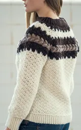 Sweater tejido a mano en crochet con lana merino 100% uruguaya. Diseño con canesú circular a rayas en tonos tierra y cuerpo en punto cerrado.