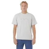 Remera gris de manga corta con pequeño estampado tipográfico en el pecho.