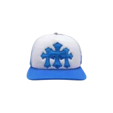 Gorra trucker Chrome Hearts con diseño bicolor en blanco y azul, visera plana y apliques de parches de cuero en forma de cruz en el panel frontal.