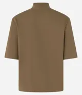 Remera negra de algodón, corte amplio, cuello alto en punto roma y mangas cortas.