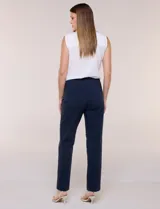 Pantalón de gabardina elastizada azul marino, marca Ruby Rd, modelo Pull On. Presenta bolsillos delanteros simulados, bolsillos traseros aplicados y corte slim.