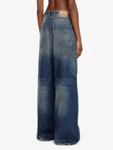 Pantalón de jean azul con efecto lavado, corte holgado y tiro alto.