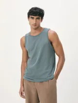 Musculosa blanca de corte recto y cuello redondo.