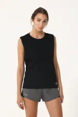 Musculosa negra de algodón con cuello redondo y sisas amplias.