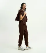 Pantalón jogger de mujer confeccionado en tejido fleece de algodón y poliéster. Presenta un corte holgado con cintura elástica y puños ajustados en el bajo.