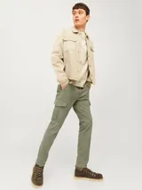 Pantalón cargo de corte ajustado, color verde oliva, con bolsillos laterales con solapa y cierre de cremallera.
