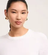 Blusa básica de punto color naranja, con cuello redondo y mangas cortas con barra contrastante.