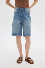 Bermuda de jean azul de tiro alto, corte boyfriend con bolsillos y terminaciones deshilachadas.
