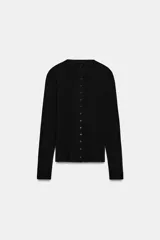 Camiseta de algodón negro de corte slim fit, con cuello subido, manga larga y cierre frontal de botones pequeños.