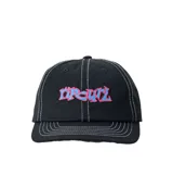 Gorra Rip Curl modelo Raw Energy Adj, color negro con costuras blancas a la vista. Cuenta con visera curva y bordado frontal con el nombre de la marca en tonos rosado y celeste.