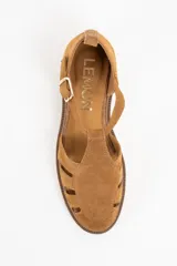 Sandalia tipo cangrejera de gamuza color camel, con diseño de tiras entrelazadas, puntera cerrada y cierre con hebilla metálica lateral.