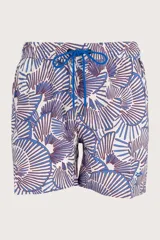 Short de baño blanco con estampado de abanicos en azul y bordó, con cordón de ajuste azul.
