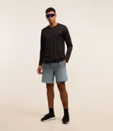 Bermuda deportiva masculina, color gris con efecto degradado a blanco en la parte inferior. Posee cintura elástica con cordón de ajuste interno y forro de malla.