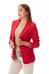 Blazer rojo de corte ajustado con botones a tono y mangas largas.