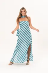 Vestido largo celeste y verde con patrón de zigzag, escote palabra de honor y detalle de lazo al cuello.