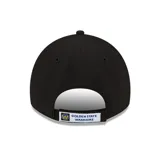 Gorro tipo snapback New Era, color negro, con el logo de los Golden State Warriors bordado en el frente en colores azul y amarillo. Presenta etiqueta 9FORTY ADJUSTABLE en la visera.